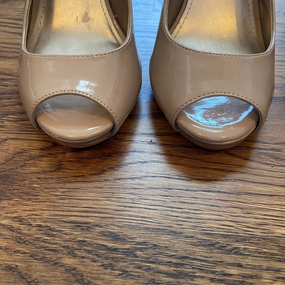 Fergalicious By Fergie Women’s Mona Neutral Patton Sling Back Dress Heels 10M - Picture 5 of 13